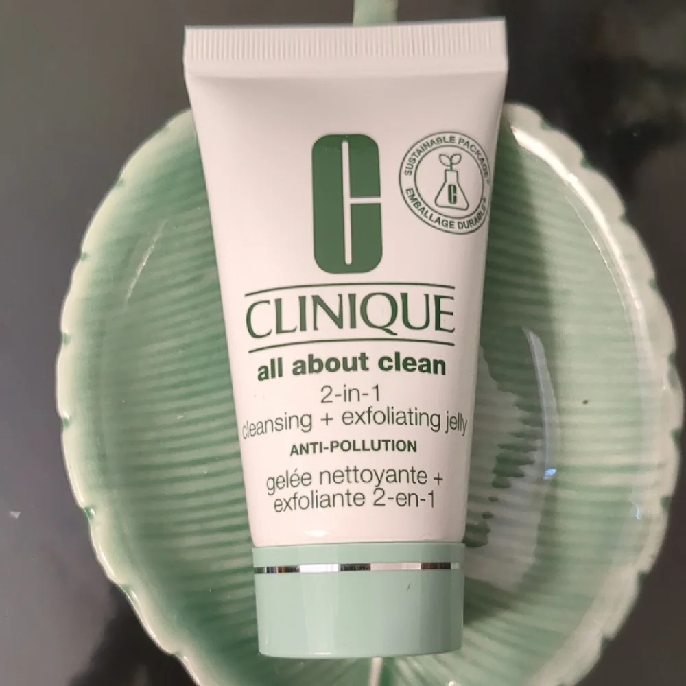 2 In 1 Cleansing and Exfoliating Jelly